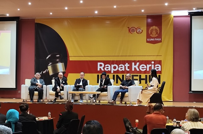 Ketua Dewan Pembina ILUNI FHUI Mas Achmad Santosa dalam acara diskusi pada Raker ILUNI FHUI, Sabtu (18/1). Foto: CR 33