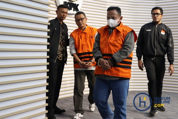 KPK Tahan Bupati Situbondo-5.jpg