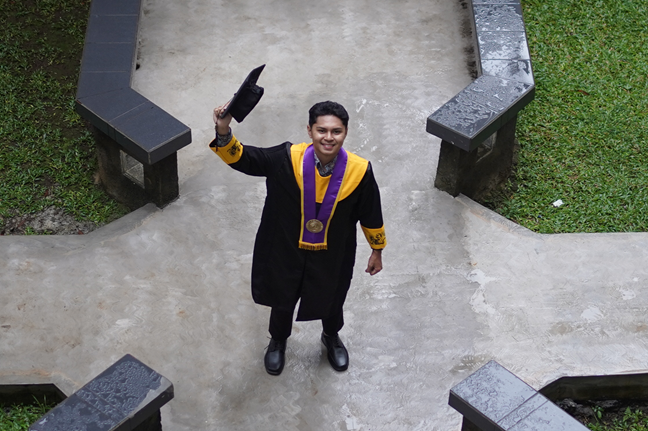 Gabriel Maryo Lessil angkatan 2020 yang meraih predikat lulusan terbaik Fakultas Hukum Universitas Kristen Satya Wacana (UKSW). Foto: Istimewa