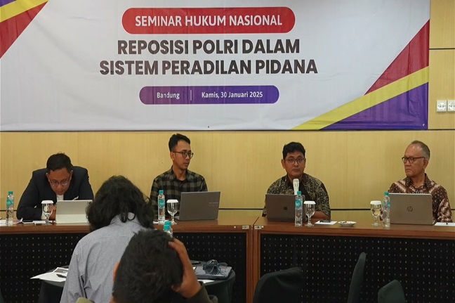 Kiri-kanan: Moderator, Wakil Ketua YLBHI, Arif Maulana, Koordinator ICW, Agus Sunaryanto Tenaga Ahli Penasihat Khusus Presiden, Mayjen Purn Saurif Kardi, dalam diskusi bertajuk 'Reposisi Polri dalam Sistem Peradilan Pidana', Kamis (30/1/2025). Foto: MJR