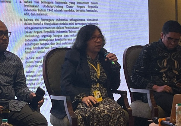 Guru Besar Fakultas Ekonomi dan Bisnis Universitas Indonesia, Prof. Omas Bulan Samosir, dalam acara NGOBRAS (Ngobrol Santai Bahas Konstitusi) yang diselenggarakan oleh STIH IBLAM, Senin (3/2). Foto: CR 33