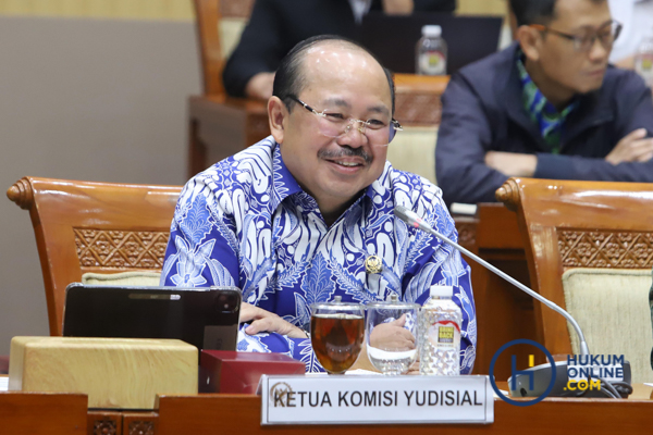 Ketua KY, Amzulian Rifai saat rapat kerja dengan Komisi III di Komplek Gedung Parlemen, Senin (10/2/2025). Foto: RES