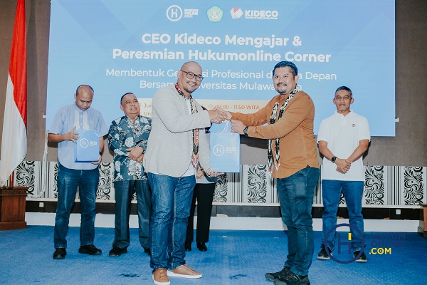 COO Hukumonline Jan Ramos Pandia (kanan) memberikan cinderamata kepada Presiden Direktur PT Kideco Jaya Agung, M Kurnia Ariawan (kiri), dalam peresmian Hukumonline Corner serta CEO Mengajar di Universitas Mulawarman, Jumat (14/2). Foto: HFW