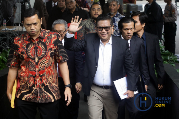 Hasto saat didampingi penasihat hukumnya Ronny Talapessy saat menjelani pemeriksaan di Gedung KPK Merah Putih, Jakarta, Senin (13/1/2025). Foto: RES