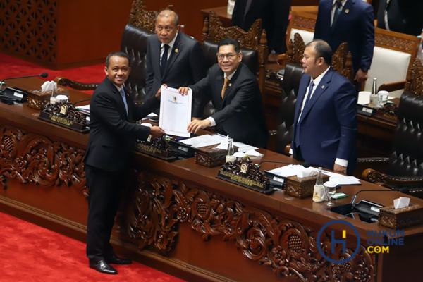 Menteri ESDM Bahlil Lahadalia di hadapan pimpinan DPR saat persetujuan RUU Minerba menjadi UU dalam rapat paripurna, Selasa (18/2/2025). Foto: RES 