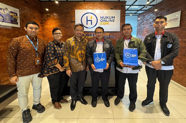 Chief Executive Officer Hukumonline, Arkka Dhiratara (ketiga dari kiri) dan Direktur Strategi Kemanan Siber dan Sandi BSSN, Sigit Kurniawan (keempat dari kiri) berfoto bersama di Kantor Hukumonline. Foto: CR 34