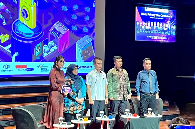 Kasubdit II Dittipidsiber Bareskrim, Kombes Ferdy Irawan (ketiga dari kiri) dan Guru Besar Ilmu Komputer Binus University, Prof Ford Lumban Gaol (paling kanan)  dalam World Privacy Day Conference Erasmus Huis Kedutaan Belanda, Selasa (25/2/2025).