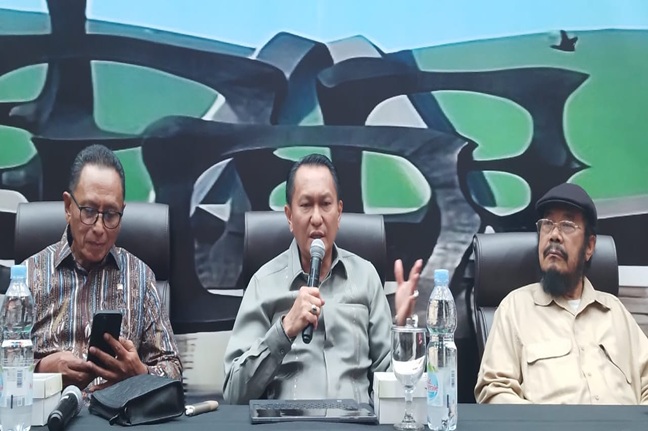 Anggota Komisi XII Totok Daryanto, Ketua Komisi XII Bambang Patijaya, dan Pengamat Energi Kurtubi dalam diskusi bertajuk RUU EBT Kembali Dibahas, Menanti Energi Terbarukan Sebagai Solusi, di Komplek Gedung Parlemen, Selasa (25/2/2025). Foto: Istimewa