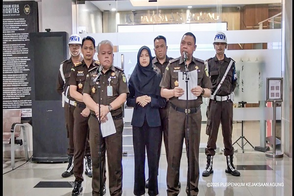 Kejagung menggelar jumpa pers terkait perkara dugaan tindak pidana korupsi dalam tata kelola minyak mentah dan produk kilang PT Pertamina (Persero), Sub Holding, serta KKKS periode 2018-2023. Foto: Puspen Kejagung