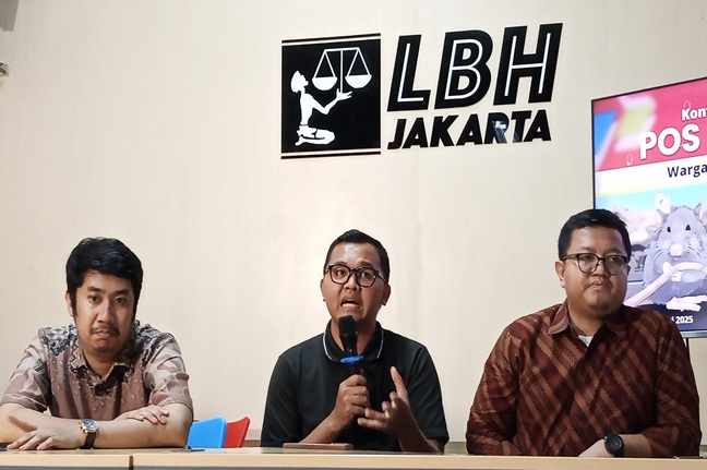 Kiri-kanan: Direktur LBH Muhammad Fadhil, Peneliti Celios Muhammad Saleh, dan Ekonom Celios Nailul Huda saat konferensi pers kasus 'Pertamax Oplosan' di Kantor LBH Jakarta, Jumat (28/2/2025). Foto: CR 34