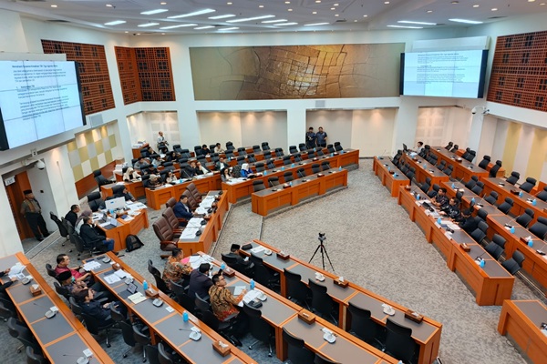 Suasana rapat dengar pendapat umum antara sejumlah organisasi masyarakat dengan Komisi I DPR, Selasa (4/3/2025). Foto:  ADY