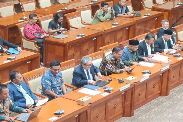 Sejumlah advokat saat rapat dengar pendapat dengan Komisi III terkait masukan untuk RUU KUHAP di Komplek Gedung Parlemen, Rabu (5/3/2025). Foto: ADY