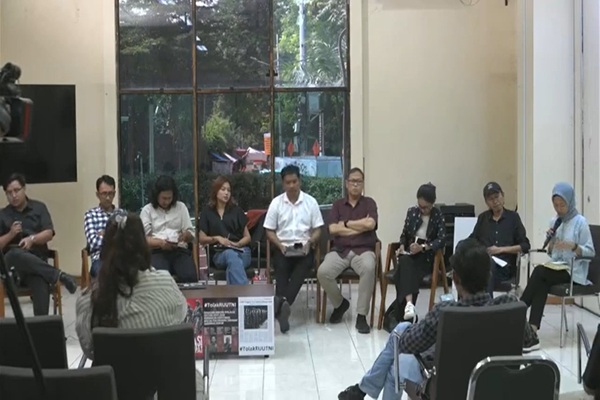 Suasana diskusi bertema Revisi UU TNI Menghidupkan Dwifungsi dengan sejumlah narasuumber dari masing-masing lembaga swadaya masyarakat di Gedung YLBHI, Kamis (6/3/2025) kemarin. Foto: Tangkapan layar youtube