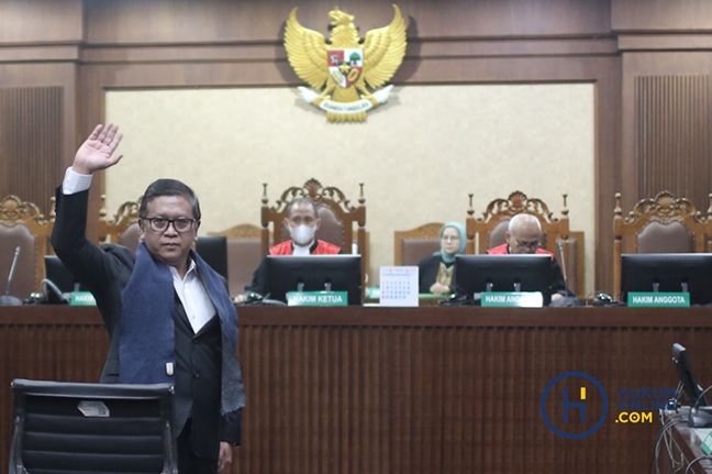 Sekretaris Jenderal PDI-P Hasto Kristiyanto sebelum persidangan dimulai di Pengadilan Negeri Jakarta Pusat, Jumat (14//3/2025). Foto: HFW