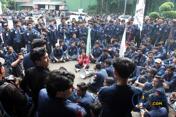 Jelang Pengesahan RUU TNI Mahasiswa Demo di Gedung DPR RI.jpg