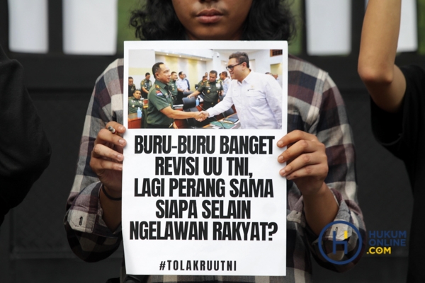 Jelang Pengesahan RUU TNI Mahasiswa Demo di Gedung DPR RI-5.jpg