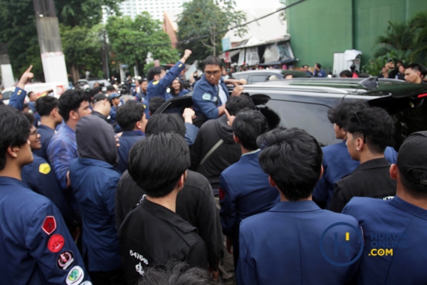 Jelang Pengesahan RUU TNI Mahasiswa Demo di Gedung DPR RI-3.jpg