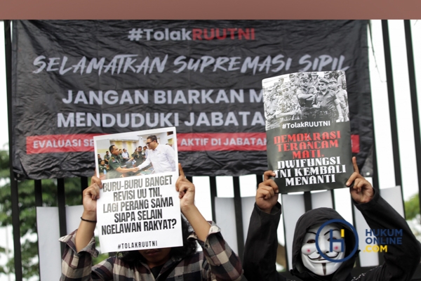 Jelang Pengesahan RUU TNI Mahasiswa Demo di Gedung DPR RI-6.jpg