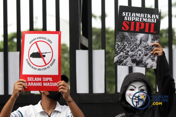Jelang Pengesahan RUU TNI Mahasiswa Demo di Gedung DPR RI-2.jpg