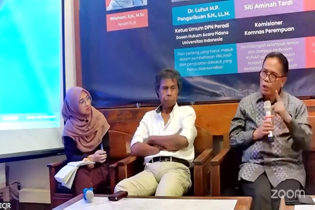 Kiri-kanan: Peneliti ICJR, Iftitahsari, Dosen Fakultas Hukum Universitas Khairun, Margarito Kamis, dan Ketua Umum DPP Peradi, Luhut MP Pangaribuan. Foto: Tangkapan layar zoom