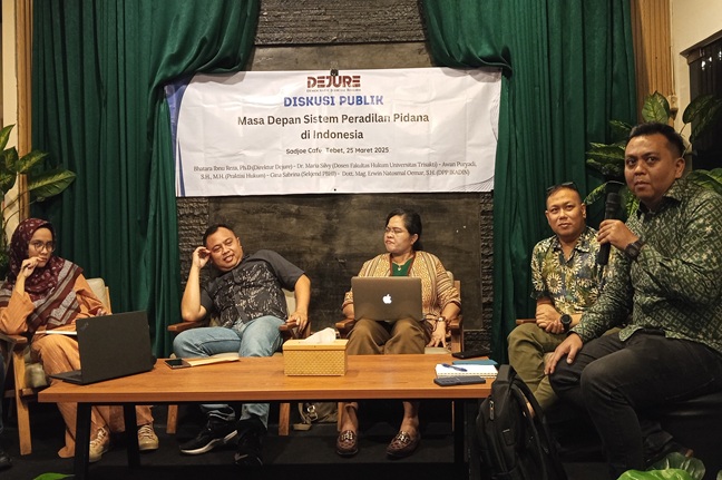 Kiri-kanan: Sekjend PBHI Gina Sabrina, Praktisi Hukum Awan Puryadi, Dosen FH Universitas Trisakti Maria Silvya, Direktur Dejure Bhatara Ibnu Reza, dan Ketua Bidang Kerjasama Internasional DPP IKADIN, Erwin Natosmal Oemar dalam sebuah Diskusi, Selasa (25/3/2025).