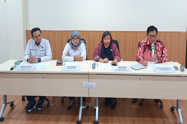 Kiri-kanan: Komisioner LPSK, Wawan Fahrudin dan Sri Suparyati, Komisioner Komnas HAM, Anis Hidayah dan Abdul Haris Semendawai saat konferensi pers, Kamis (27/3/2025). Foto: ADY