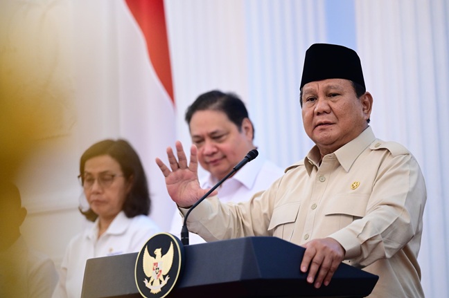 Presiden Prabowo Subianto didampingi Menko Perekonomian Airlangga Hartarto dan Menkeu Sri Mulyani. Foto:  Laman Kementerian Koordinator Perekonomian