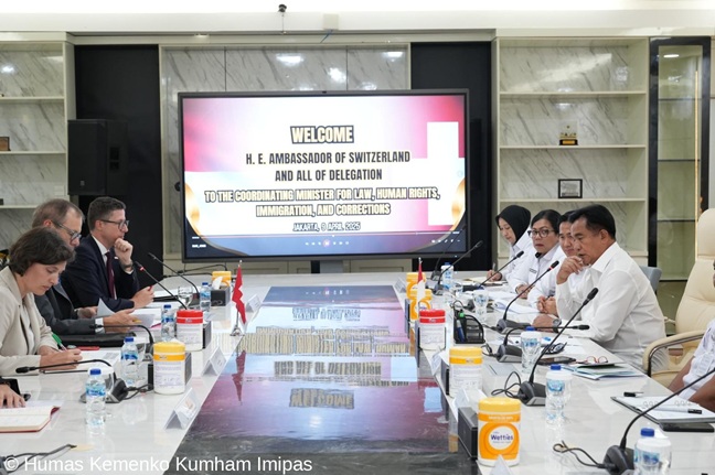 Pertemuan Menko Kumham Imipas, Prof Yusril Ihza Mahendra (kanan) dengan Duta Besar Swiss untuk Indonesia, H.E. Mr. Olivier Zehnder (kiri) di Jakarta, Rabu (9/4/2025). Foto: Kemenko Kumham Imipas