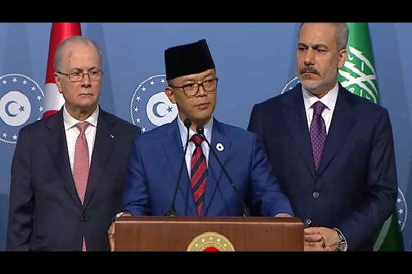 Menteri Luar Negeri RI Sugiono didampingi Menteri Luar Negeri Turki Hakan Fidan (kanan), saat menjelaskan pernyataannya dalam konferensi pers pertemuan Gaza Contact Group, Jumat (11/4). Foto: Tangkapan layar YouTube/CR 34.