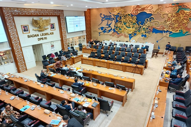 Suasana rapat dengar pendapat umum (RDPU) Kementerian Komdigi di ruang rapat Baleg DPR, Rabu (23/4/2025). Foto: ADY
