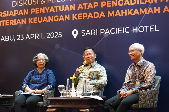 Kiri-kanan: Peneliti Senior LeIP, Dian Rositawati, Dirjen Peradilan Militer dan PTUN MA, Marsekal Muda Yuwono Agung Nugroho, dan Wakil Ketua II Bidang Yudisial Pengadilan Pajak, Triyono Martanto dalam sebuah diskusi, Rabu (23/4). Foto: Istimewa