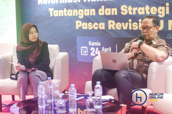 Kepala Biro Hukum Kementerian ESDM Bambang Sujito dalam Diskusi Hukumonline bertajuk 'Reformasi Hukum di Sektor Pertambangan: Tantangan dan Strategi Pelaku Usaha Pasca Revisi UU Minerba' di Jakarta, Kamis (24/4/2025). Foto: HFW