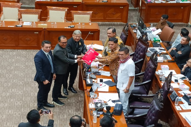  Presidium DPP KAI saat menyerahkan dokumen masukan terhadap RUU KUHAP kepada pimpinan Komisi III seusai RDPU di Komplek Gedung Parlemen, Selasa (6/5/2025).  Foto: ADY