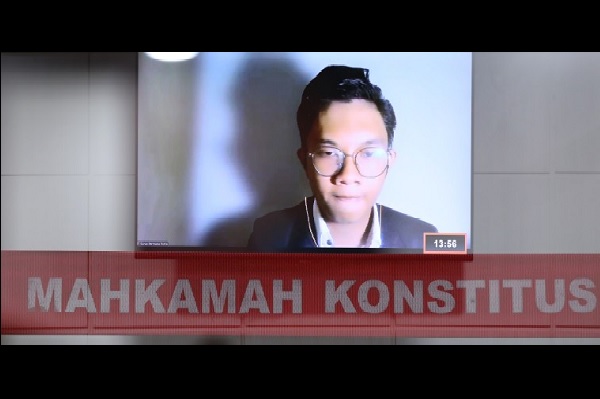 Putu Surya Permana Putra selaku kuasa Pemohon menyampaikan pokok permohonannnya secara daring pada Sidang Pendahuluan uji materiil UU MD3, Senin (5/5) di Ruang Sidang MK. Foto Humas MK