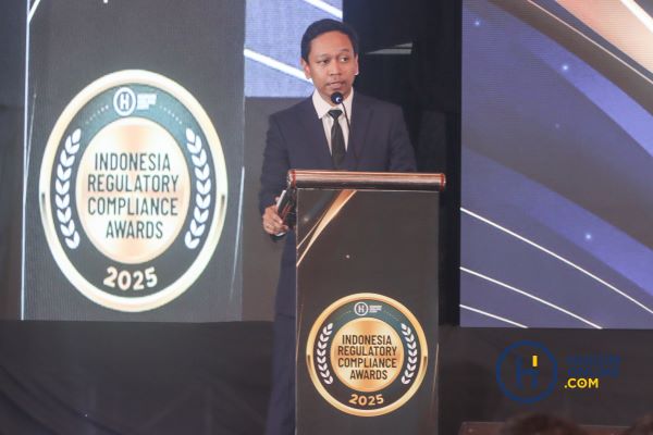 Chief Executive Officer (CEO) Hukumonline Arkka Dhiratara memberi sambutan dalam acara Indonesia Regulatory Compliance Award 2025 di Hotel JS Luwansa, Jakarta, Jumat (9/5/2025). Foto: RES