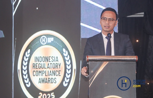 Chief Media & Engagement Officer (CMO) Hukumonline; Amrie Hakim memberikan sambutan dalam acara Indonesia Regulatory Compliance Award 2025 di Hotel JS Luwansa, Jakarta, Jumat (9/5). Foto: RES