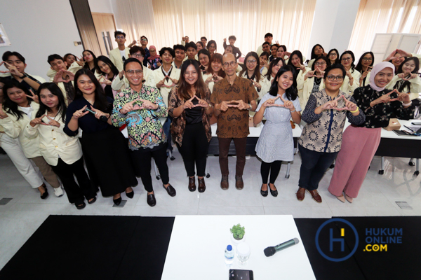 Mahasiswa Fakultas Hukum Universitas Atma Jaya Yogyakarta (FH UAJY) melakukan kunjungan edukatif ke Kantor Hukumonline, Jumat (16/5/2025).  Foto: RES