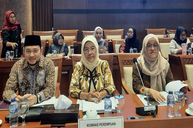 Kiri-kanan: Tiga orang Komisoner Komnas Perempuan yakni Deden Sukendar, Maria Ulfah Anshor, dan Devi Rahayu. Foto: Istimewa