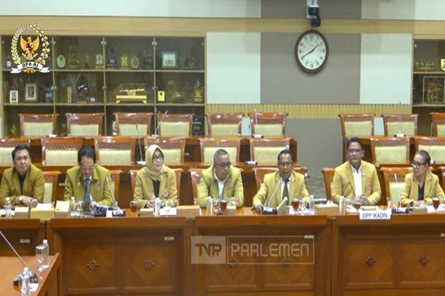 Jajaran pengurus Ikadin saat memberikan masukan terkait RUU KUHAP dalam rapat dengar pendapat umum dengan Komisi III DPR, Senin (19/05/2025). Foto: Tangkapan layar youtube