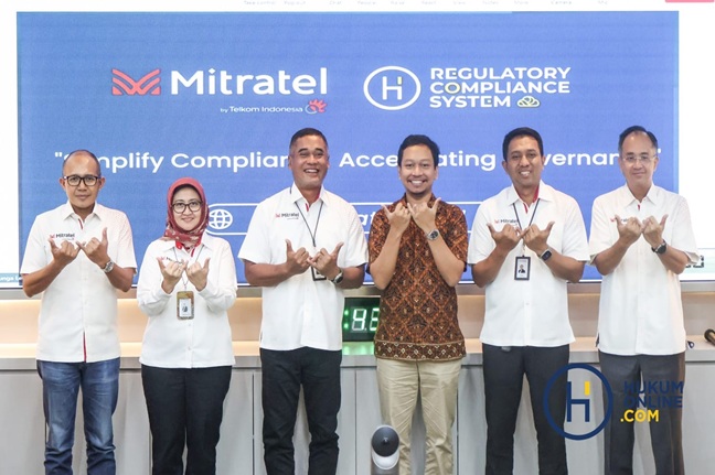 Jajaran direksi Mitratel dengan Direktur Utama, Theodorus Ardi Hartoko (ketiga dari kiri) dan CEO Hukumonline Arkka Dhiratara (keempat dari kiri) berfoto bersama dalam peluncuran RCS, Selasa (20/5/2025). Foto: HFW