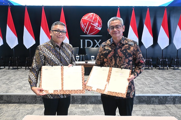 Ketua APEI, Prama Nugraha bersama Ketua Umum HKHSK, Kukuh Komandoko Hadiwidjojo dalam penandatanganan Nota Kesepahaman (MoU) di Gedung BEI, Selasa (20/5). Foto: Istimewa