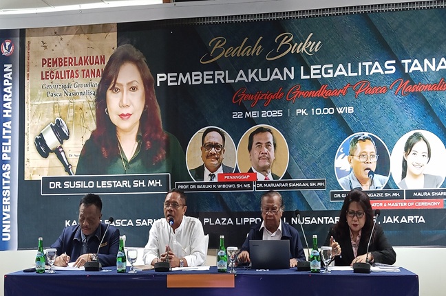 Kiri-kanan:Dekan FH UNAS, Prof Basuki Rekso Wibowo, Moderator, Gusagiz Khomanur Ngaziz, Hakim Konstitusi Periode 2003-2008, Maruarar Siahaan, dan Susilo Lestari dalam acara Bedah Buku Alumni Universitas Pelita Harapan (UPH), Kamis (22/5/2025). Foto: CR34