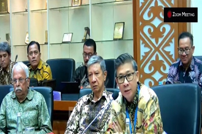 Ketua Ikatan Ahli Tekstil Indonesia (IKATSI), Muhammad Shobirin F Hamid (paling kanan) saat memberi masukan untuk RUU tentang Pertekstilan dalam RDPU dengan Baleg, di Komplek Gedung Parlemen, Senin (26/5/2025). Foto: Tangkapan layar youtube