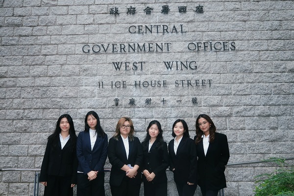 Enam mahasiswa dari Program Studi S1 International Business Law yang berkompetisi di The 22nd Willem C. Vis East International Commercial Arbitration Moot yang berlangsung di Hong Kong pada 30 Maret hingga 6 April 2025. Foto: Istimewa