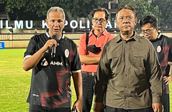 Founder MMFC, Fahmy Hoesein (kiri) Ketua Umum Ikatan Alumni (Iluni) FHUI, Yusuf Didi Setiarto (kanan) saat memberikan sambutan dalam anniversary match ke-9 MMFC di Stadion Sekolah Tinggi Ilmu Kepolisian, Jakarta, Rabu (30/5) malam. Foto: HAN