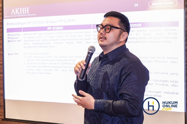 Associate AKHH Lawyers, Joshua Michael, saat menjadi narasumber dalam Workshop Hukumonline 2025 bertema Pengelolaan PHK dalam Perspektif Perusahaan dan Integrasi Hukum dengan Jaminan Kehilangan Pekerjaan (JKP), Selasa (03/06/2025). Foto: HFW