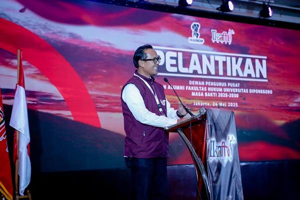 Ketua Umum IKA FH UNDIP Asep Ridwan dalam sambutannya di acara pelantikan kepengurusan DPP IKA FH UNDIP 2025-2030, Kamis (6/5). Foto: Istimewa