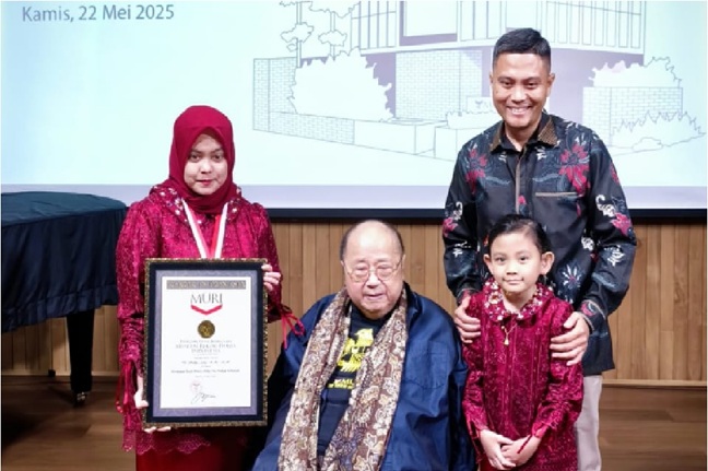 Dosen Fakultas Hukum Universitas Muhammadiyah Palembang (FH UMP) Serlika Aprita (Kiri)  saat menerima penghargaan dari Museum Rekor Dunia Indonesia (MURI) sebagai “Dosen Perempuan Penulis Buku Ilmu Hukum Terbanyak” . Foto: Istimewa.