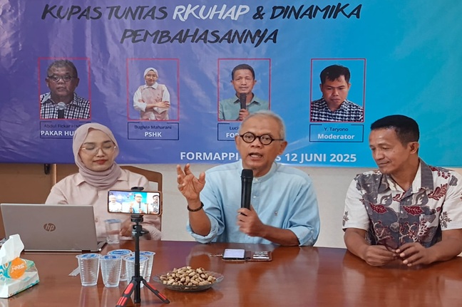 Pakar hukum pidana, Abdul Fickar Hadjar (tengah) dan Direktur Eksekutif Formappi, Lucius Karus (paling kanan) dalam diskusi di kantor Forum Masyarakat Peduli Parlemen Indonesia (Formappi) Jakarta, Kamis (12/6/2025). Foto: ADY
