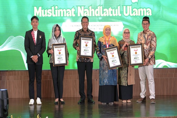 Menkum Supratman Andi Agtas dan Ketua Umum Dewan Pembina PP Muslimat NU Khofifah Indar Parawansa (tengah) menerima penghargaan Rekor Muri terkait Pelatihan Paralegal Nasional Muslimat NU dengan peserta perempuan terbanyak, Sabtu (14/6/2025). Foto: Istimewa  